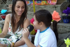 3 Emicleia insegna a bambina con microfono